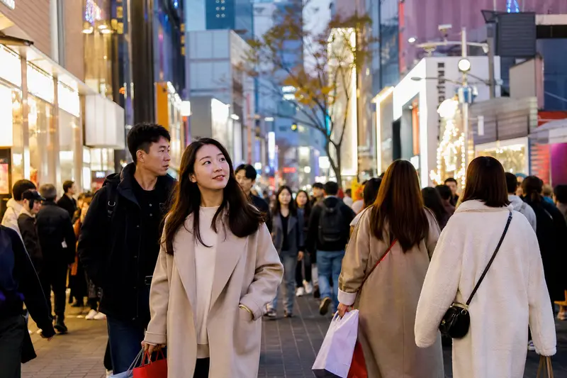 首爾明洞商圈街景與旅客逛街換錢的氛圍