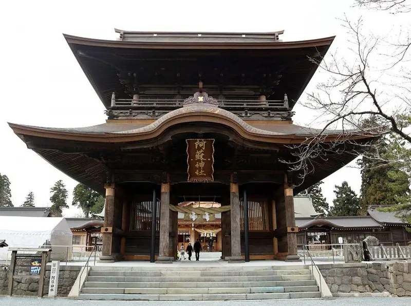 阿蘇神社重建完成的樓門與參道，門前町水基流水潺潺