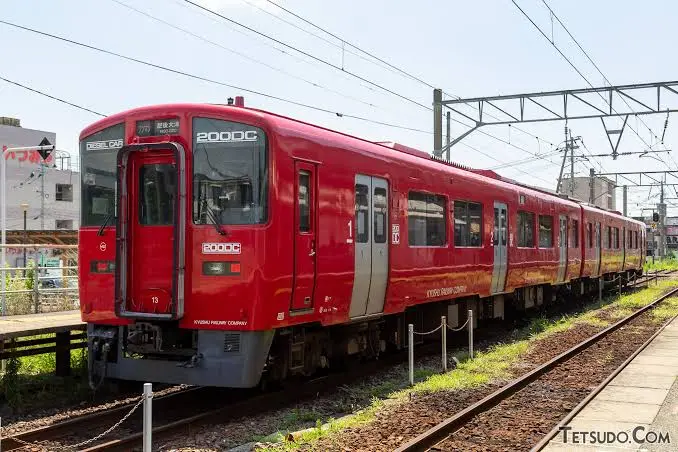 行駛在阿蘇卡爾德拉中的JR豐肥本線列車與遠方外輪山