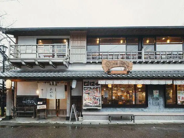 門前町名店的あか牛丼，粉嫩牛肉片上放著半熟蛋黃