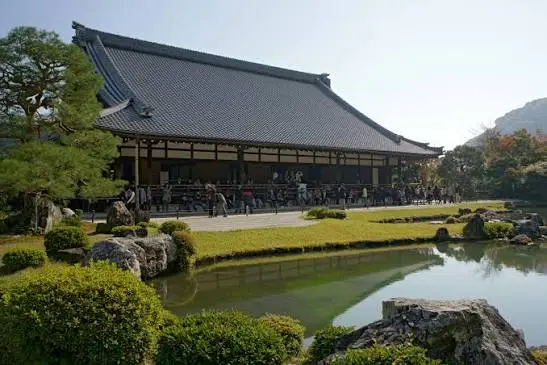 天龍寺曹源池庭園以嵐山為借景的池泉景色