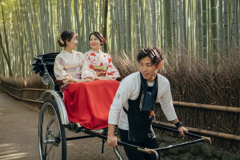 えびす屋人力車與車伕在嵐山竹林間