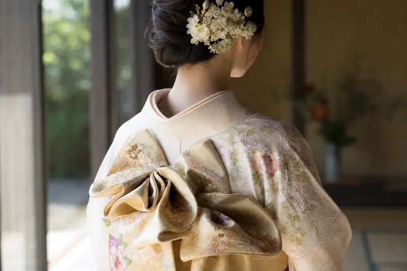 和服腰帶、髮飾與布料細節特寫，呈現完整和服造型。