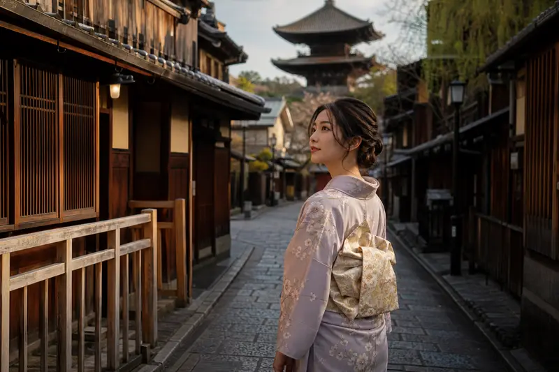 穿和服的旅人在京都祇園小巷自然拍照，展現古都街景氛圍。
