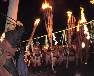 鞍馬街道上燃燒的大松明與由岐神社石階