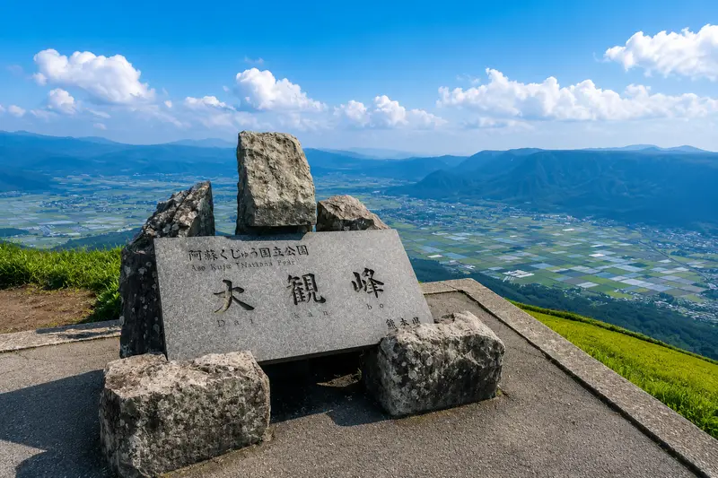 大觀峰俯瞰阿蘇破火山口與阿蘇五岳雲海全景