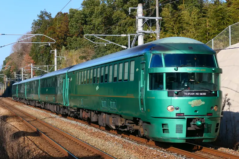 九州賞楓順遊路線與特急由布院之森列車示意