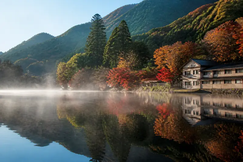 由布院金鱗湖清晨薄霧與湖畔紅葉倒影