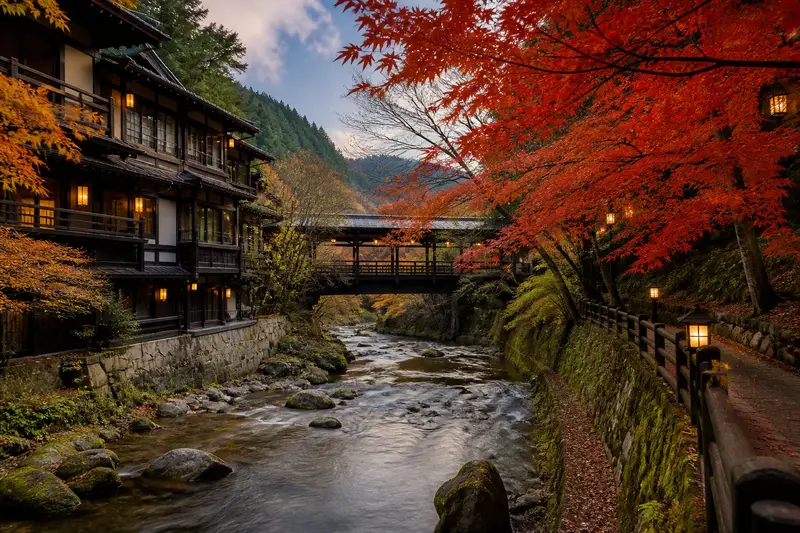 黑川溫泉街木造旅館與田之原川畔紅葉