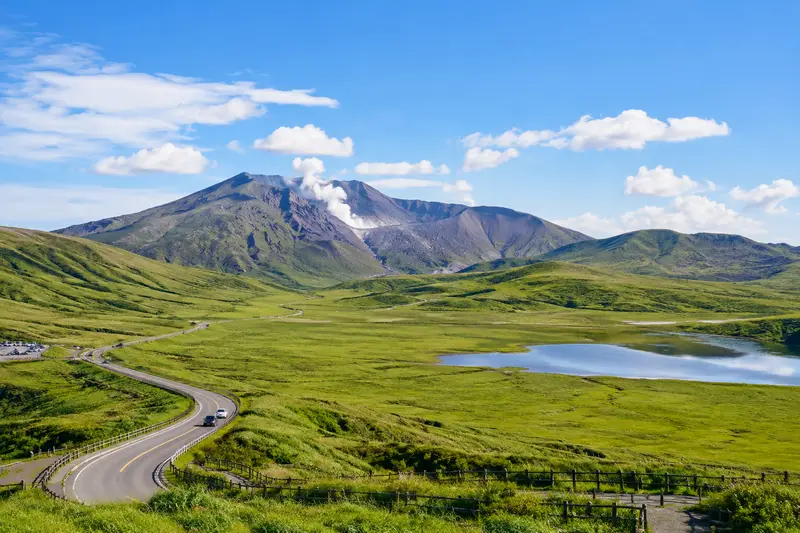 阿蘇草千里的遼闊草原與遠方火山，三日環狀路線的中段亮點