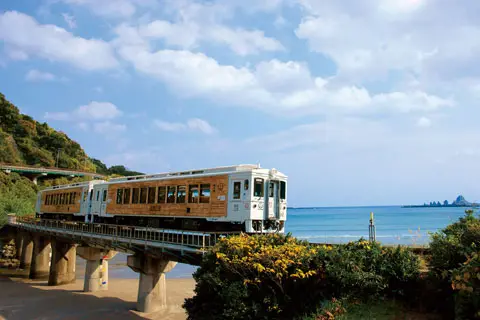 海幸山幸：宮崎日南海岸的木造列車