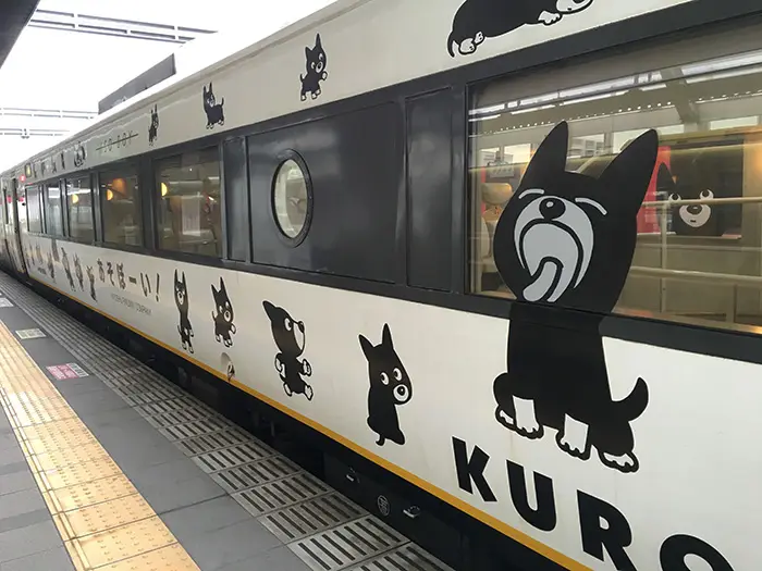 あそぼーい！親子觀光列車車頭的白色小狗「くろちゃん」圖案與全景座位