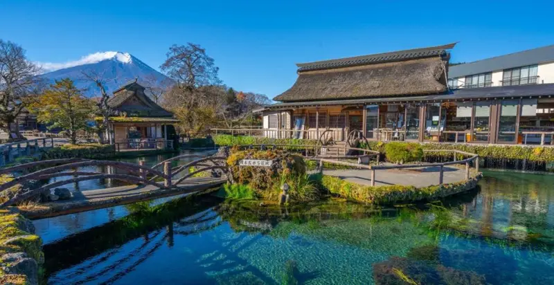 忍野八海湧池透明水色與茅葺屋富士示意