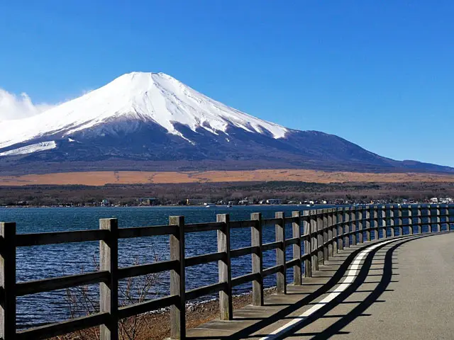 長池親水公園望向富士山的逆富士畫面示意