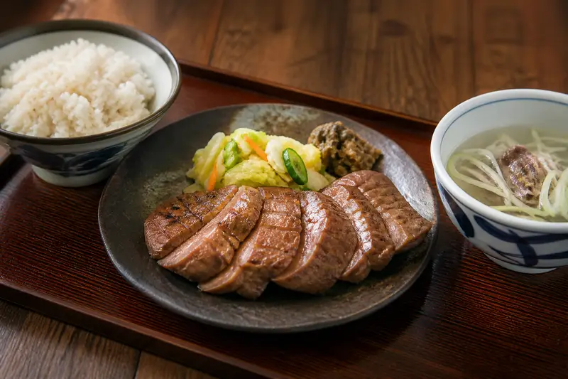 仙台牛たん定食，炭烤厚切牛舌配麥飯與牛尾湯