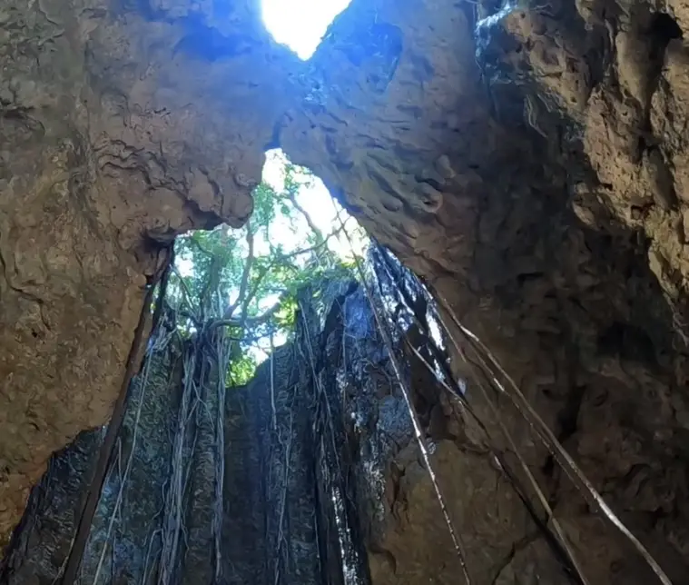 伊良部島努多庫比亞布垂直石灰岩地下洞窟秘境示意