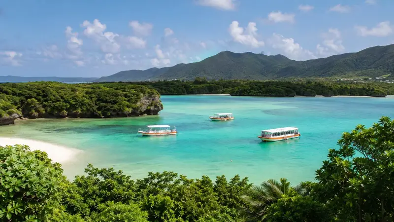 石垣島川平灣的翡翠色海面與觀光船，是石垣島代表性海景。