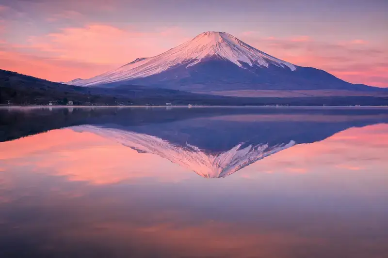 精進湖他手合浜的清晨逆富士與子抱富士