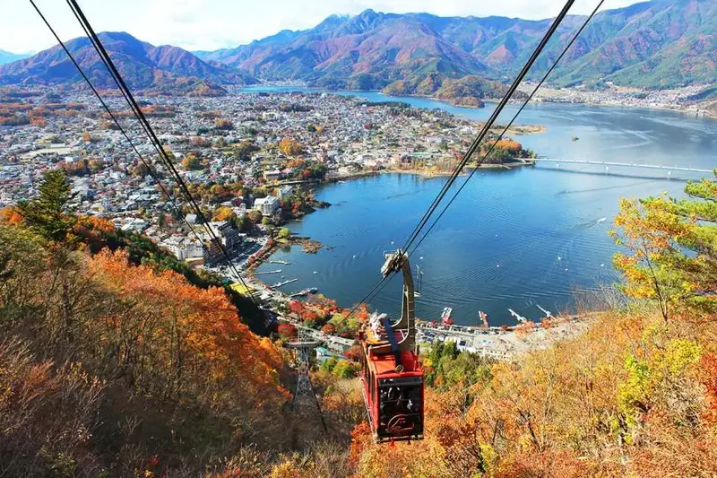 天上山富士見台展望台俯瞰河口湖秋色與富士山