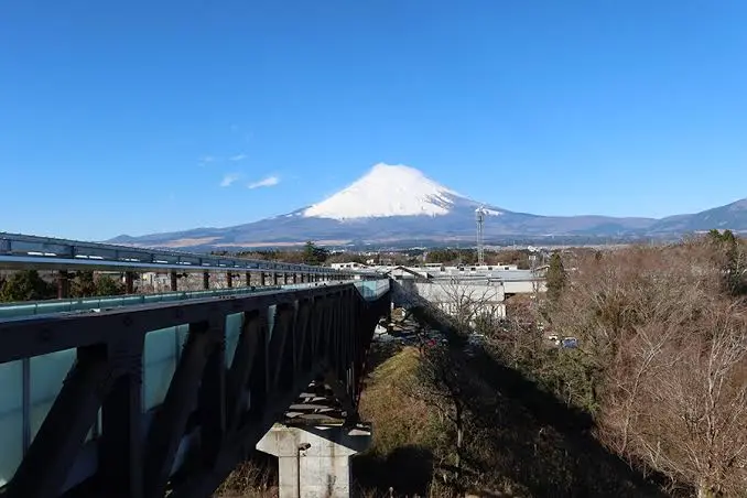 御殿場 Premium Outlets 夢之大橋與富士山