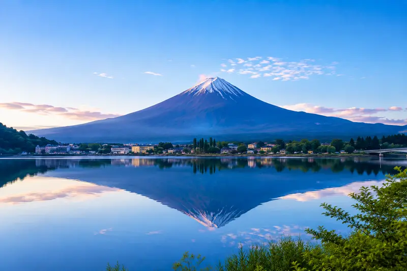 河口湖畔逆富士與夏季湖景示意