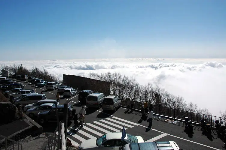 富士山五合目雲海與登山口示意