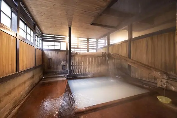 鳴子溫泉滝の湯的青森檜木浴槽與硫磺白湯