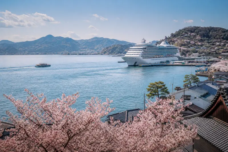 日本港口櫻花季與豪華郵輪同框，呈現日系郵輪重視季節航線的特色。