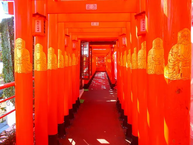 中二樓紅色鳥居與金運神社三寶供台
