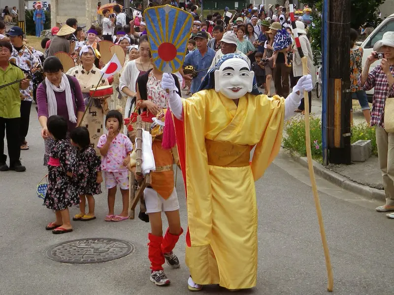 赤田みるくウンケー（赤田彌勒迎神）行列、彌勒面具與大團扇