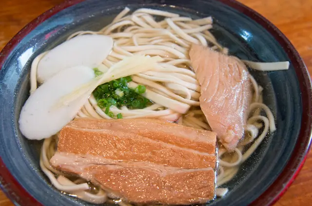 首里そば（首里蕎麥麵）的沖繩そば實拍，或店門口排隊畫面