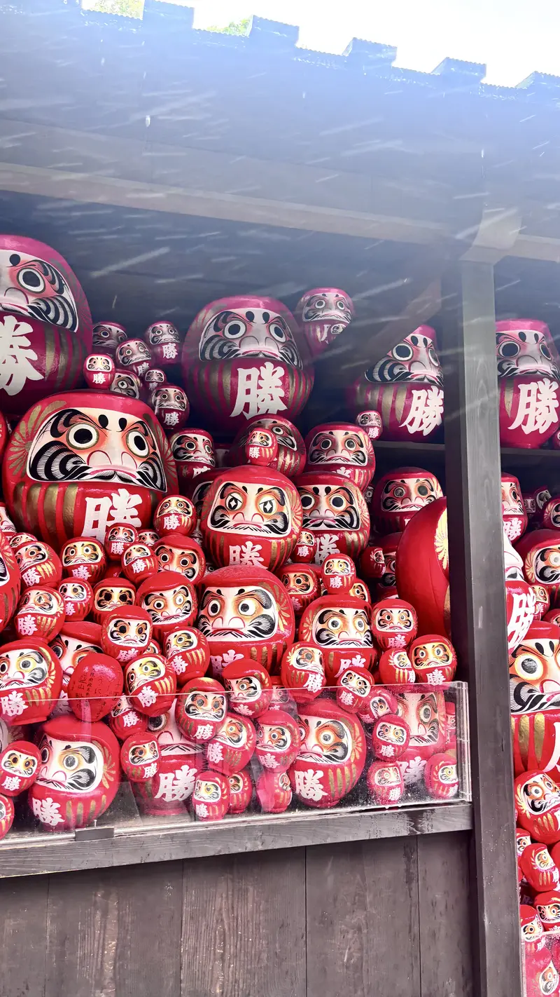 勝尾寺境內擺滿大大小小勝運達磨像