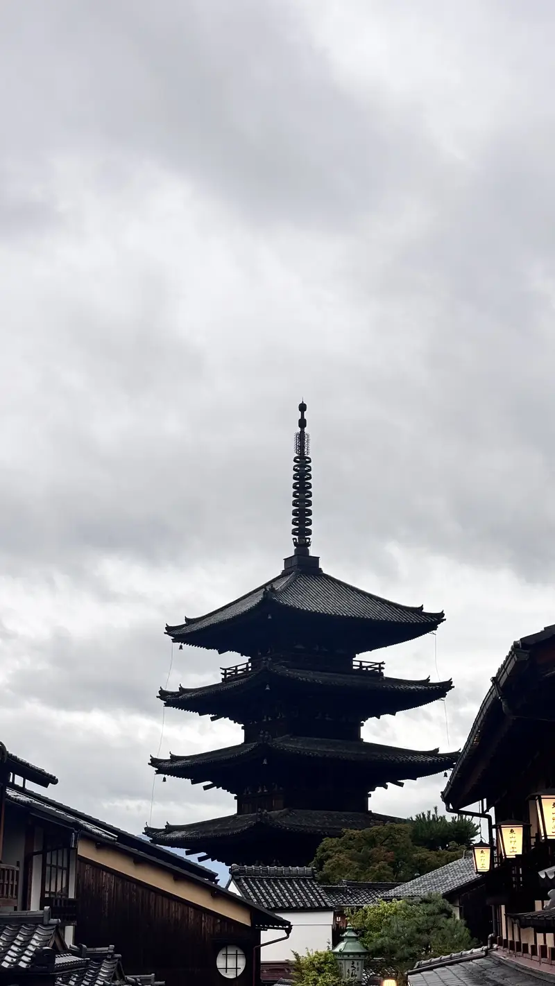 二年坂石坂老街兩旁保存完整的京都町家與店舖景象