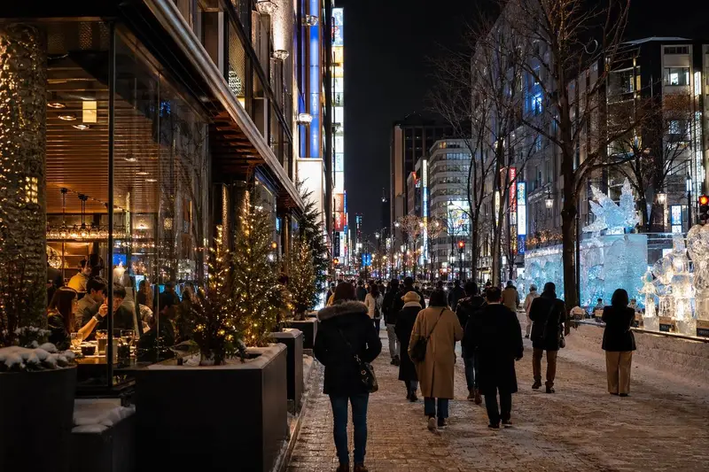 札幌雪祭薄野住宿區夜間街景與冰雕氛圍