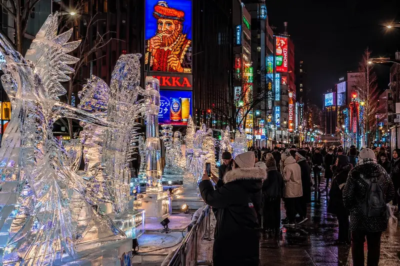 札幌雪祭薄野會場夜間冰雕街景