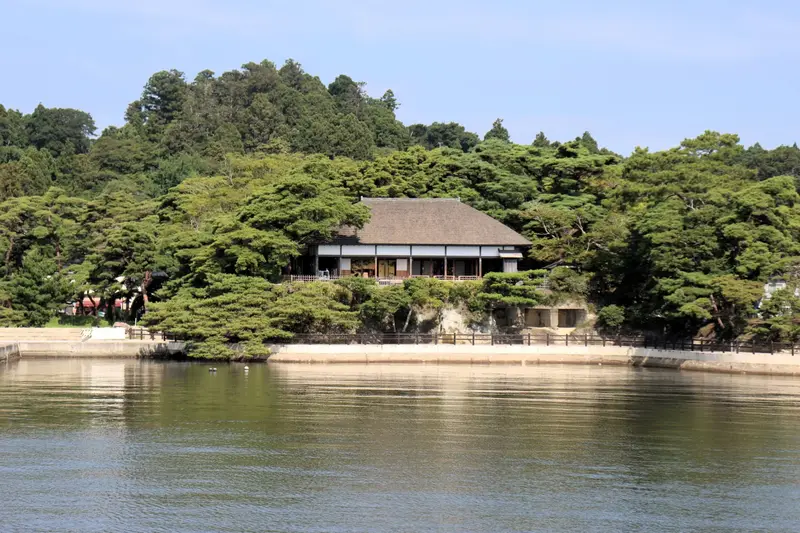 觀瀾亭：榻榻米茶室內側望出去的松島灣景色