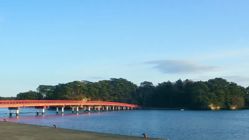 福浦橋：全長 252 公尺的朱紅長橋通往福浦島