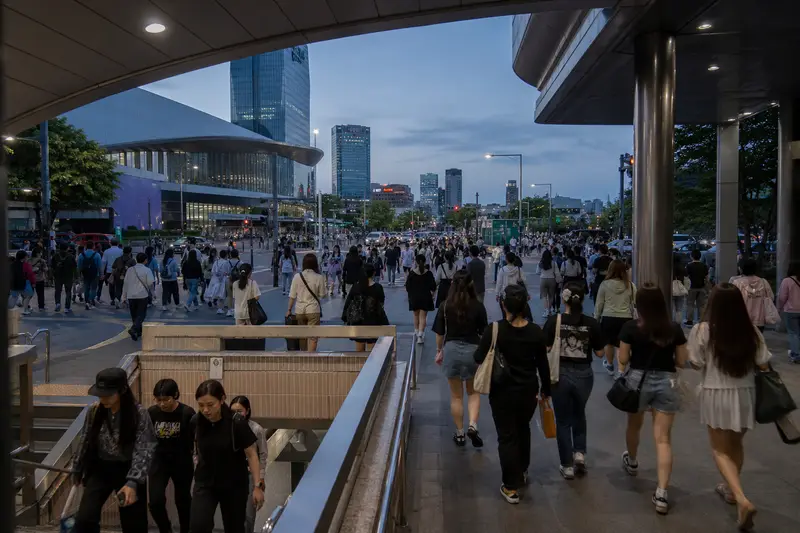 首爾大型演唱會散場後，觀眾走向地鐵站準備返程。