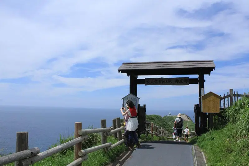 神威岬的「チャレンカの小道」步道，沿著綠色岬脊蜿蜒伸入湛藍海中
