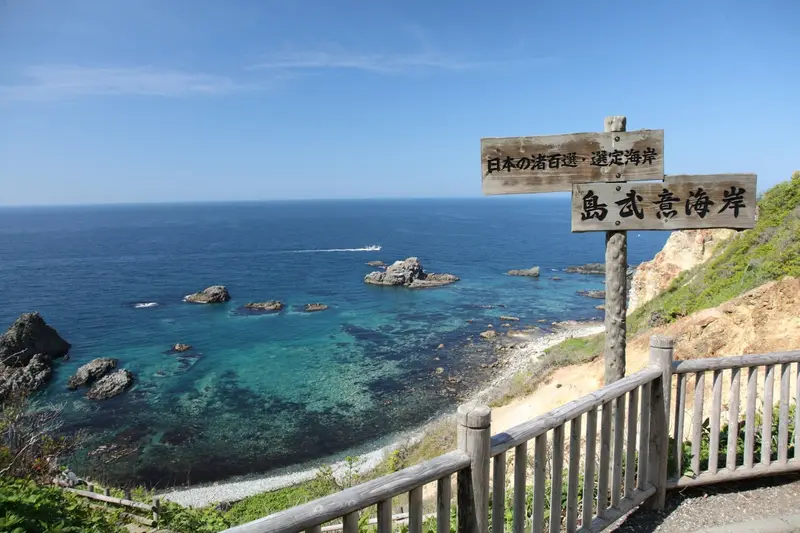 島武意海岸，穿過昏暗隧道後豁然開朗的積丹藍海灣與奇岩