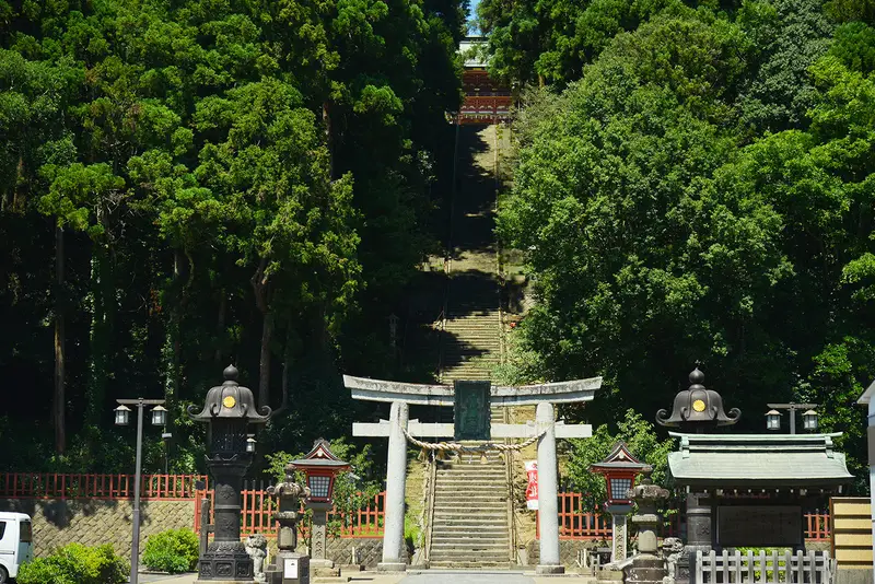 鹽竈神社表參道 202 級石階，兩旁樹木、盡頭是朱紅鳥居