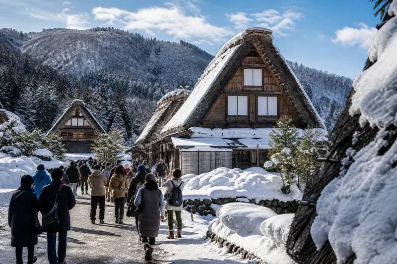 冬季合掌村白天雪景，遊客步行參觀傳統合掌屋