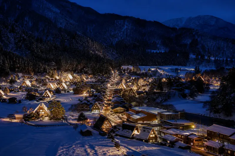 白川鄉展望台俯瞰合掌村夜間點燈全景