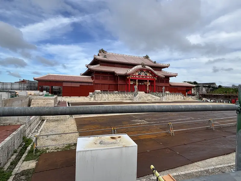 素屋根拆除後、2025 年秋天重現完整外觀的正殿遠景