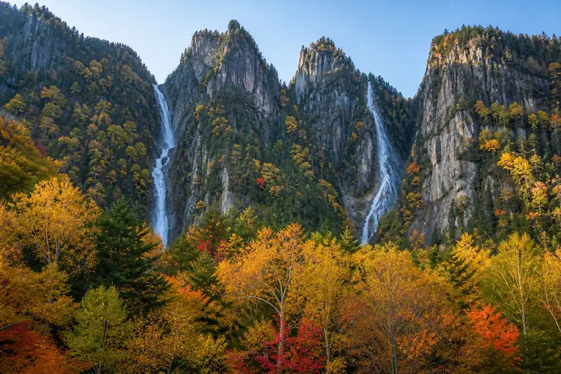 層雲峽流星の滝與銀河の滝雙瀑，從斷崖傾瀉而下，周邊紅葉