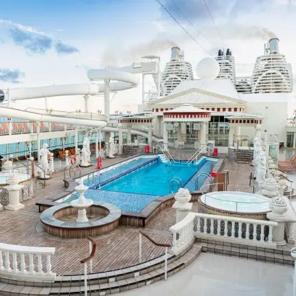 Parthenon Pool 與 Caesar’s Slide 戶外泳池甲板