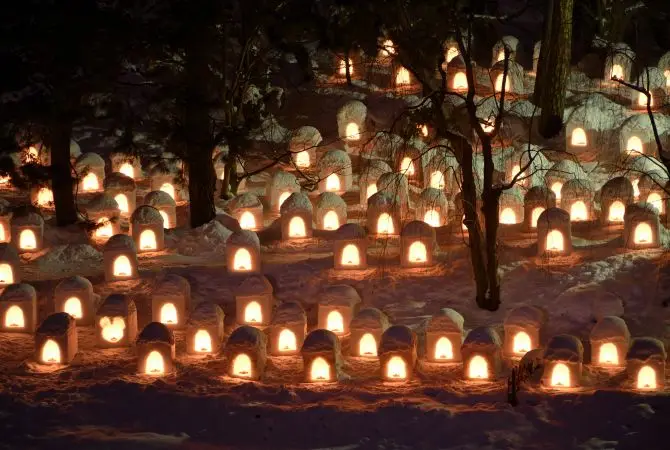 弘前城雪燈籠祭夜景，雪化妝的天守閣與雪燈籠在夜色中點亮