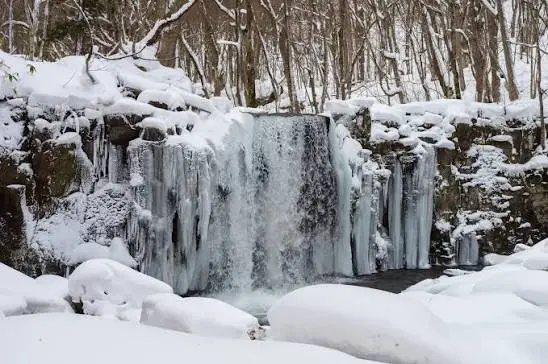 冬季奧入瀨溪流結成冰瀑的靜謐雪景，無人的溪谷步道