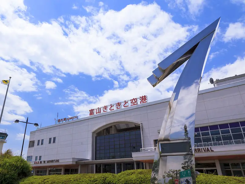 富山機場航廈外觀與跑道，背景是立山連峰