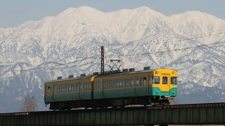 富山站前的路面電車與往來旅客